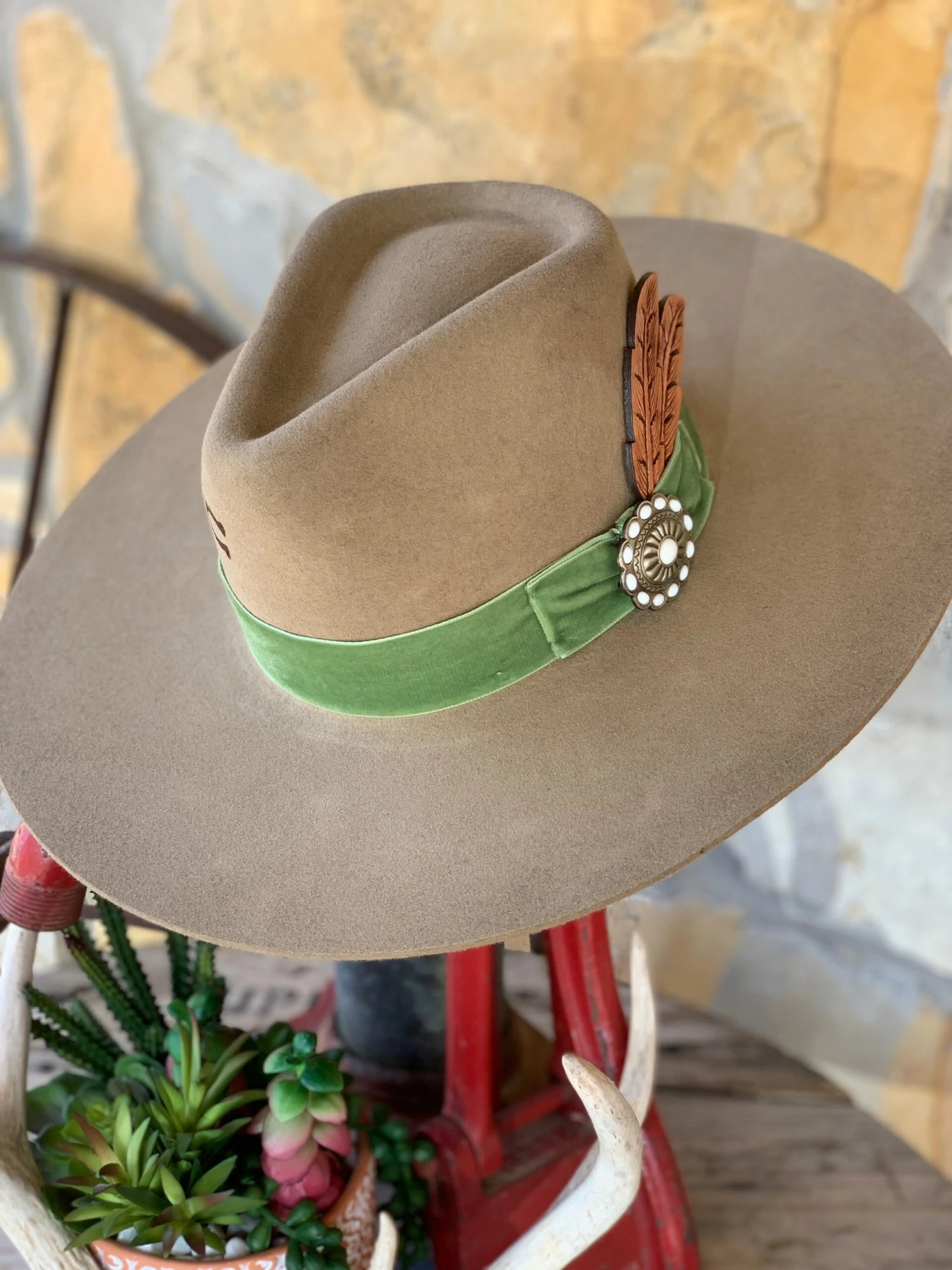 Charlie 1 Horse - Hippie 3 Charlie 1 Horse - Hippie